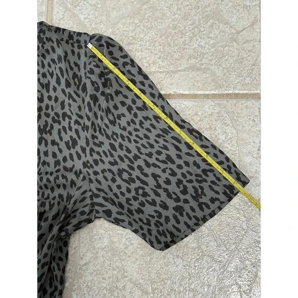 LOFT/Ann T Womens Large Black Gray Leopard Print Short Sleeve Blouse Shirt Vneck - Picture 4 of 7